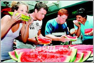 外国人开学吃瓜视频大全,外国学生趣味吃瓜瞬间大盘点